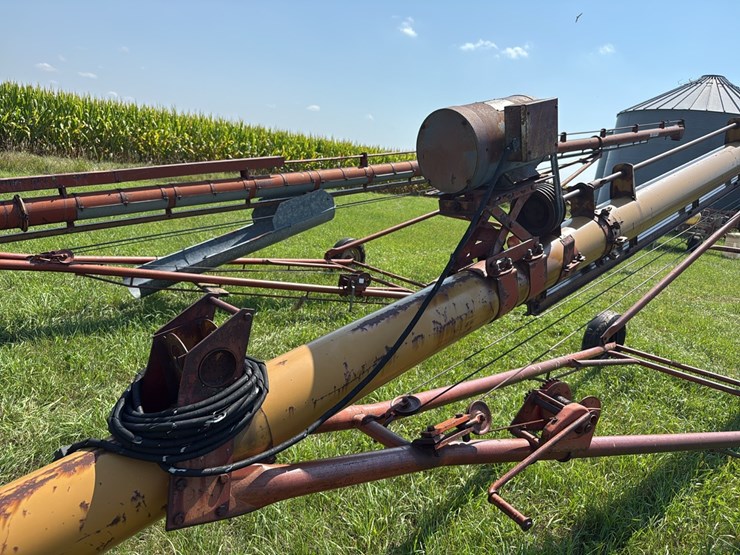 kewanee-8”-x-?-electric-auger-*tires-are-flat-and-weathered-image-3