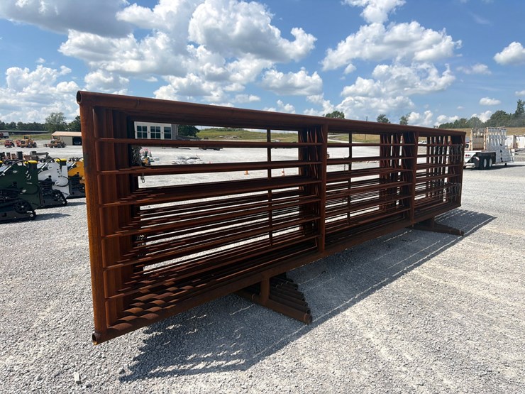 #560-•-lot-of-(10)-26'-free-standing-corral-panels-image-2
