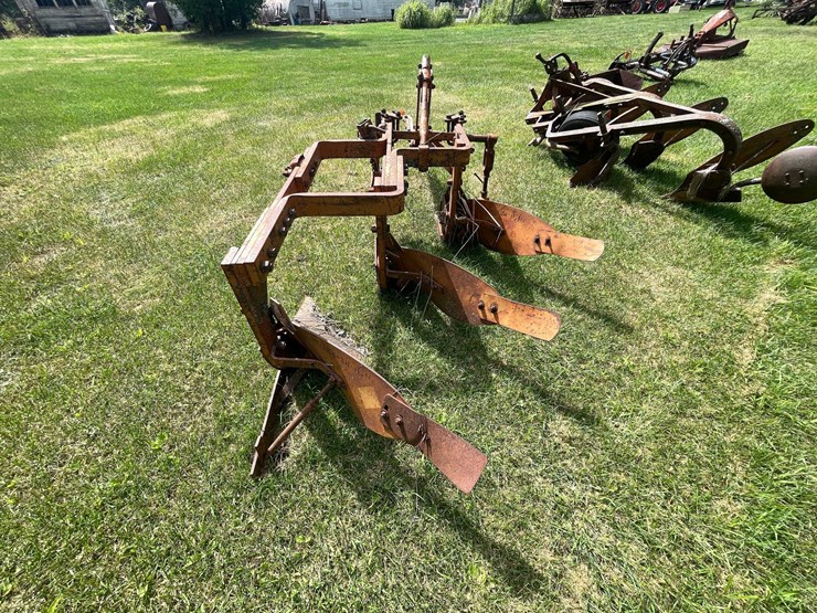 #1639-•-allis-chalmers-moldboard-plow-image-5