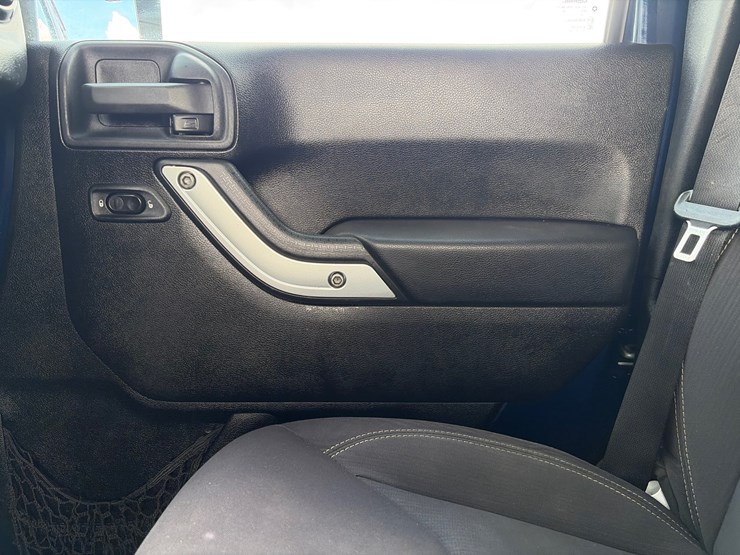 2013-jeep-wrangler-rubicon-image-17