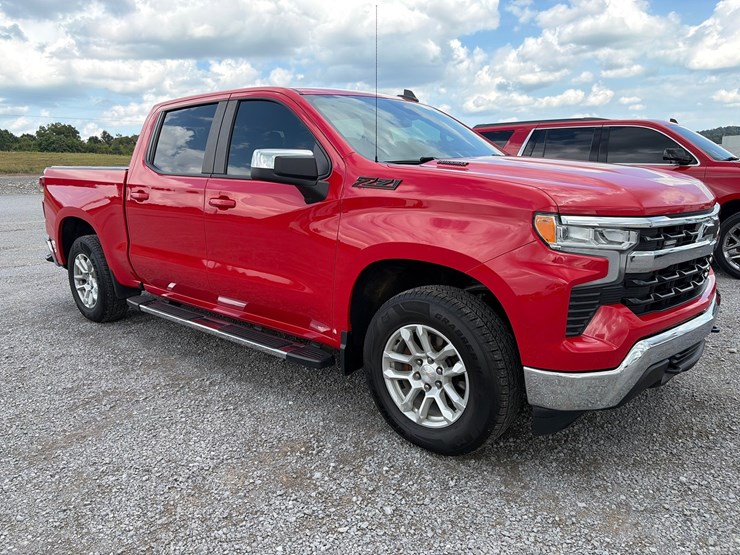 2023-chevrolet-silverado-1500-lt-image-11