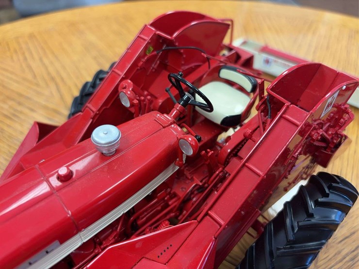 1/16-farmall-560-with-2-mh-corn-picker-precision-series-#14-image-18