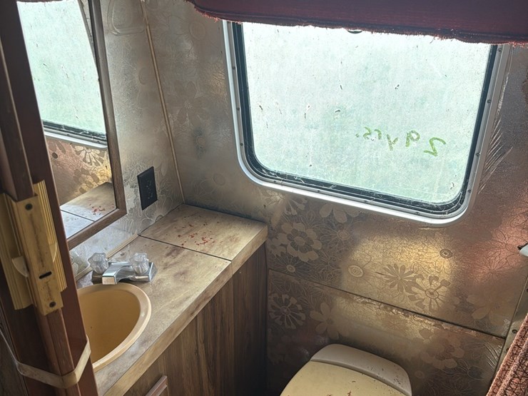 gmc-vandura-tioga-rv-camper,-39,839-miles-*not-running-and-all-the-tires-are-flat,-rotten-or-off-bead*-rotten----title-and-transfer-fees-to-apply-image-12