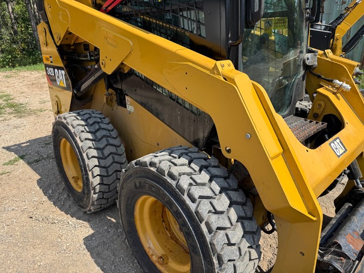 caterpillar-242d-image-16