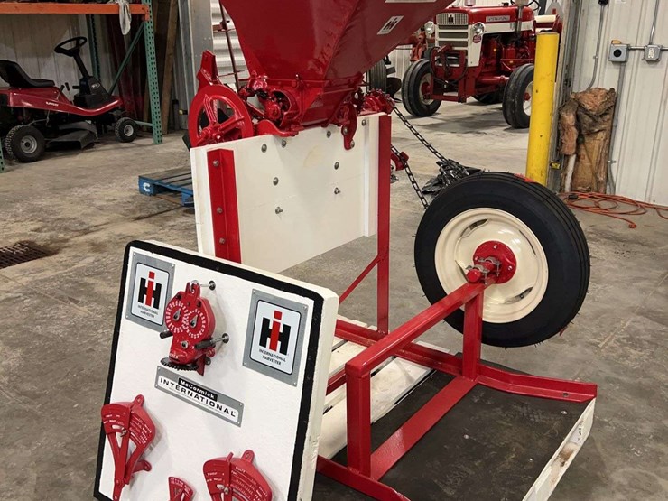 international-end-gate-seeder-image-1