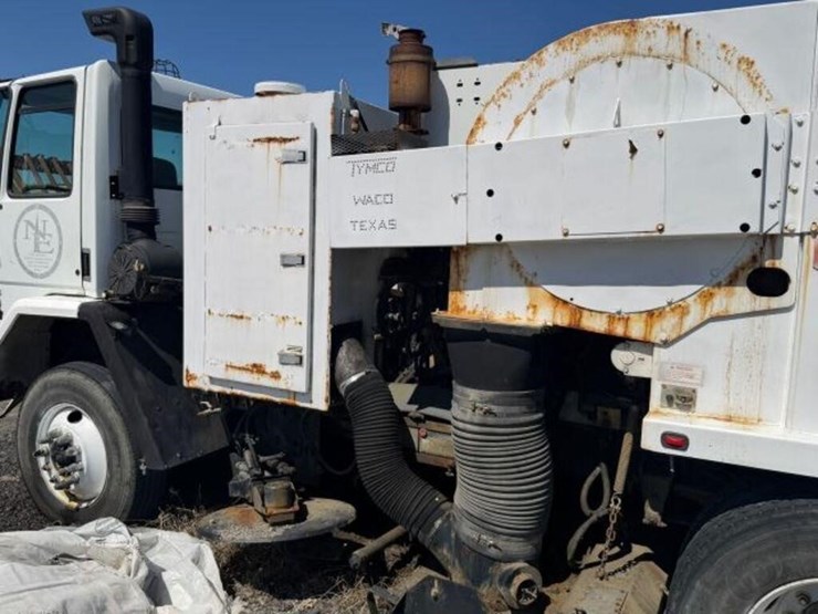 2004-freightliner-fc80-image-18