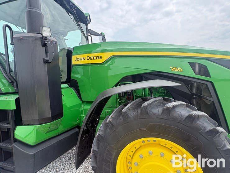 2025-john-deere-8r-250-image-16