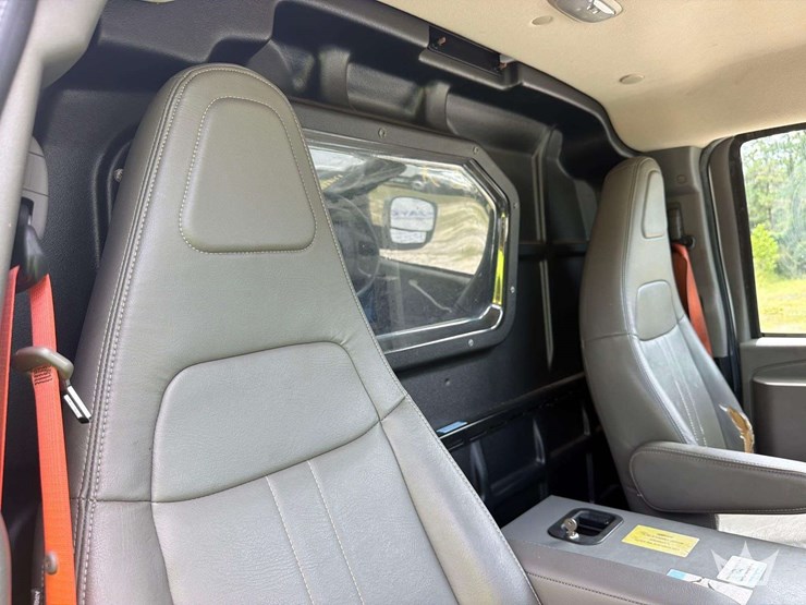 2017-chevrolet-express-2500-image-23