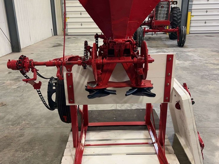 international-end-gate-seeder-image-4