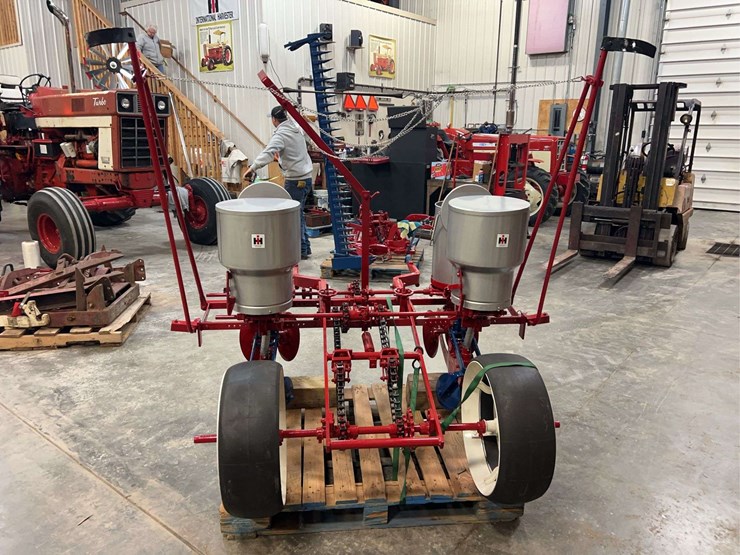 international-harvester-c251-two-row-fast-hitch-planter-image-3
