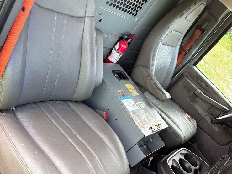 2017-chevrolet-express-2500-image-19