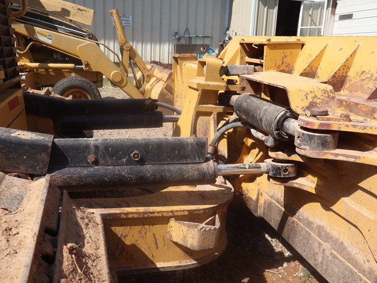 2014-caterpillar-d6n-image-22