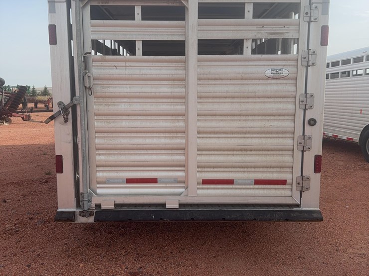 2021-featherlite-8127-7624-std-livestock-trailer-image-3
