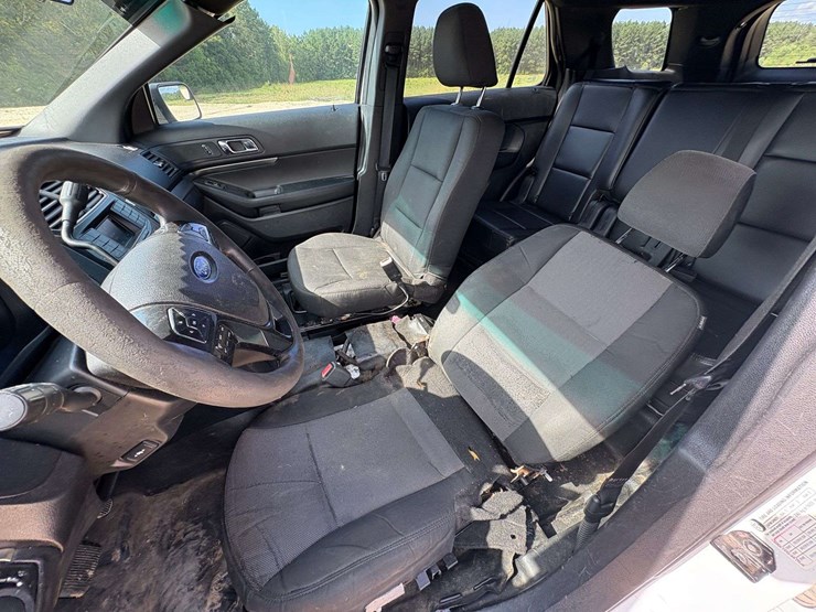 2016-ford-explorer-image-16