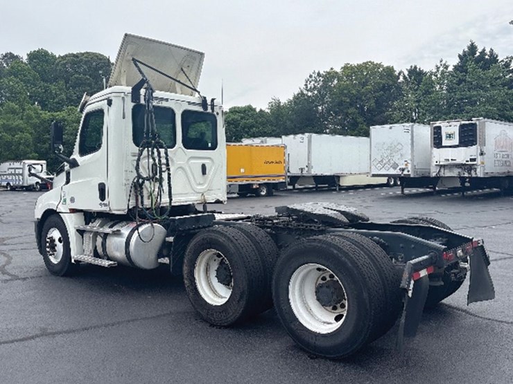 2019-freightliner-cascadia-126-image-2