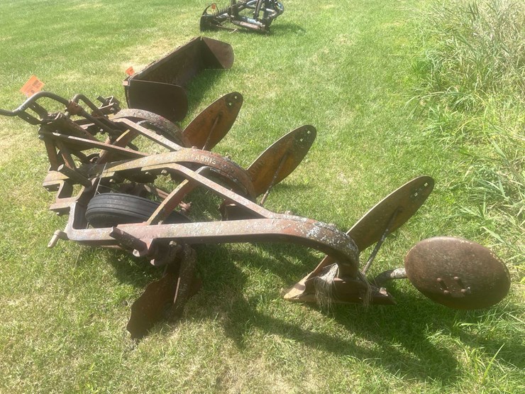 #1638-•-3-bottom-moldboard-plow-image-4