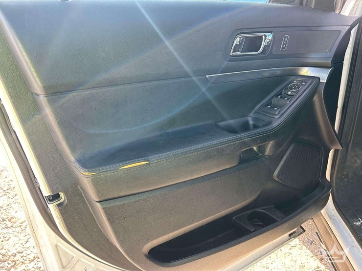2017-ford-explorer-image-12