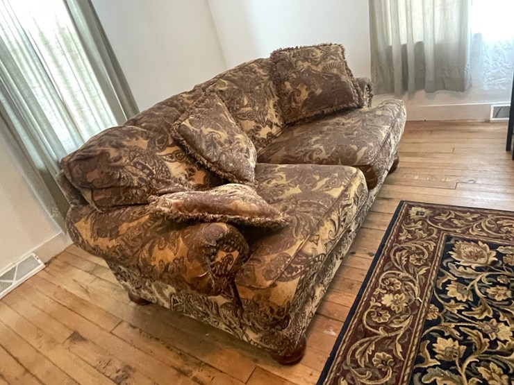 #6256-•-sofa-and-loveseat-image-9