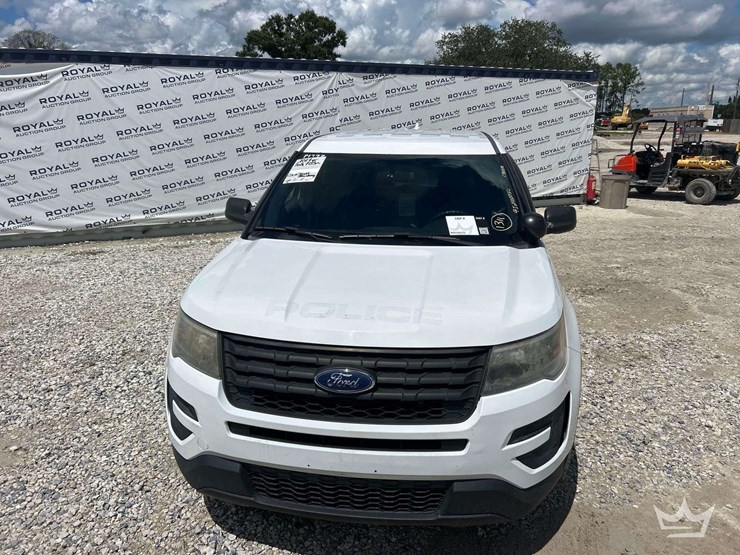 2017-ford-explorer-image-21