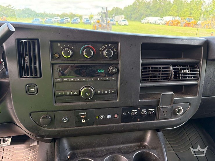2018-chevrolet-express-g2500-image-7