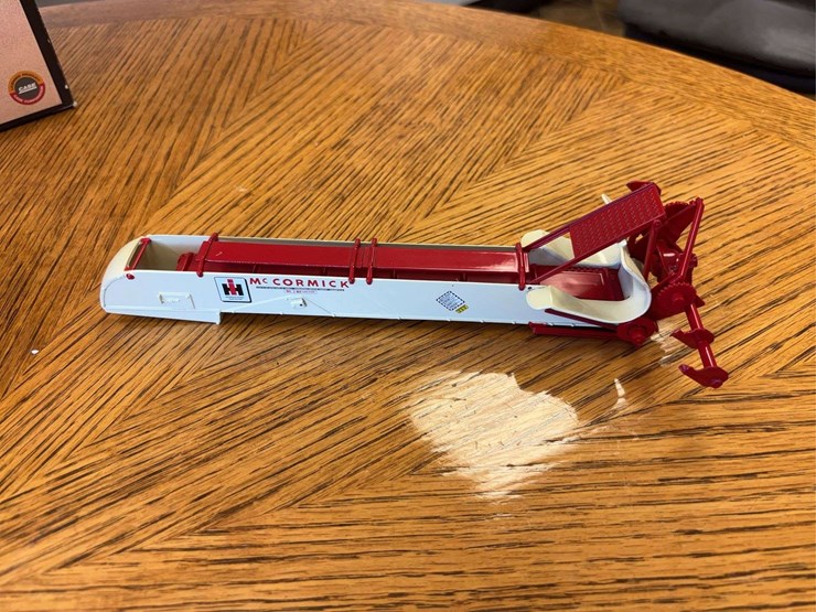 1/16-farmall-560-with-2-mh-corn-picker-precision-series-#14-image-3