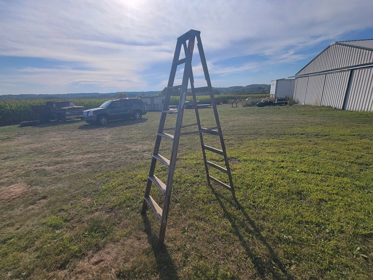 #5743-•-8'-wooden-ladder-image-4
