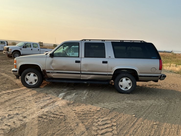 1999-chevrolet-suburban-image-13