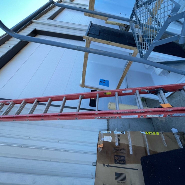 #9141 • 28' Extension Ladder (03)