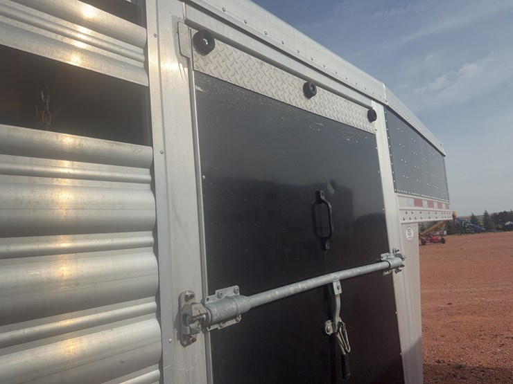 2021-featherlite-8127-7624-std-livestock-trailer-image-23