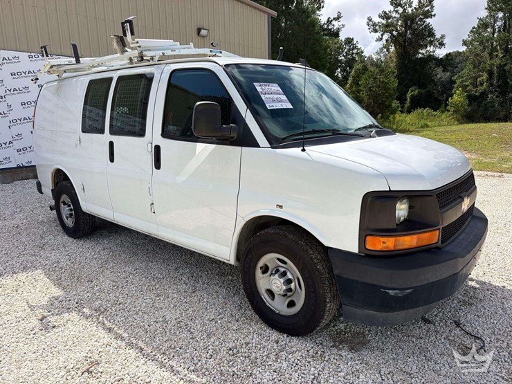 2017-chevrolet-express-2500-image-2