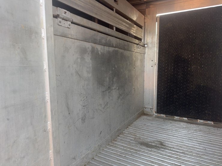 2021-featherlite-8127-7624-std-livestock-trailer-image-8