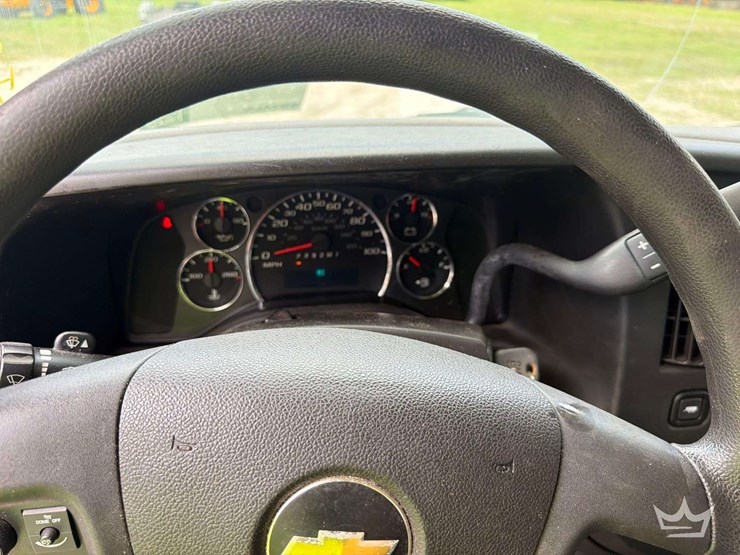 2017-chevrolet-express-2500-image-11
