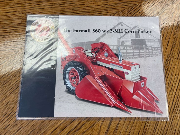1/16-farmall-560-with-2-mh-corn-picker-precision-series-#14-image-20