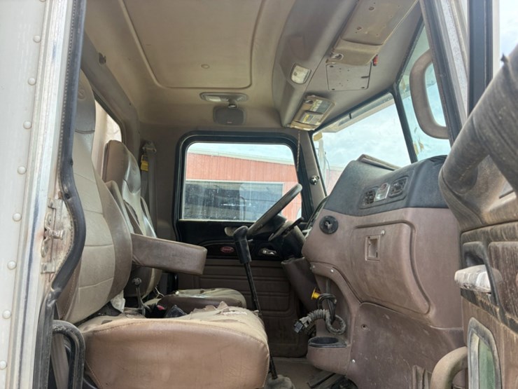 2012-peterbilt-367-image-9