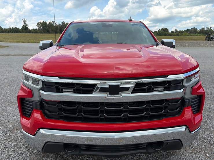 2023-chevrolet-silverado-1500-lt-image-12