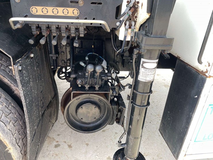 2014-freightliner-108sd-image-18