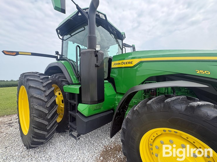 2025-john-deere-8r-250-image-17