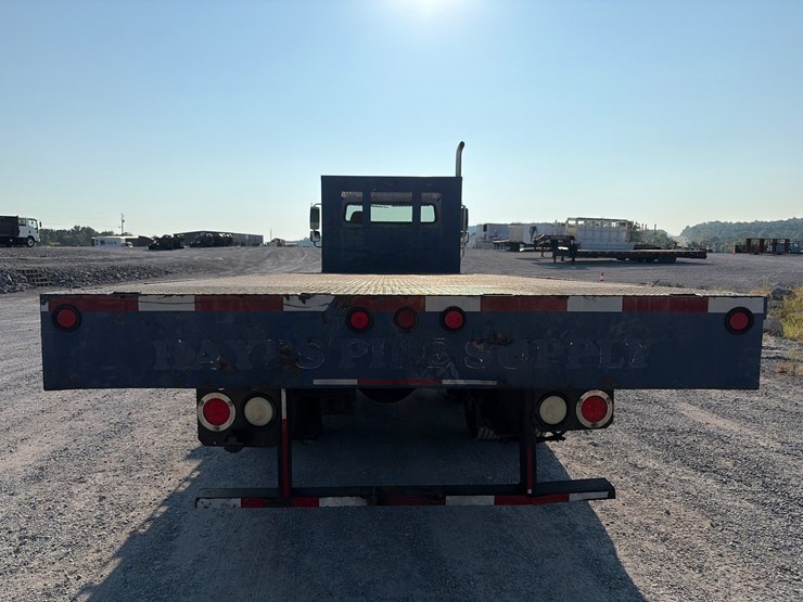 2015-freightliner-m2-106-image-5