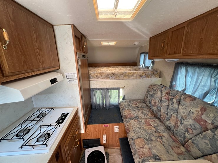 #5675-•-sun-lite-pick-up-camper-image-9