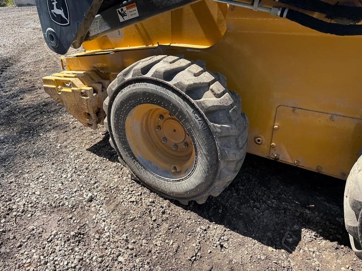 2014-deere-326e-image-13