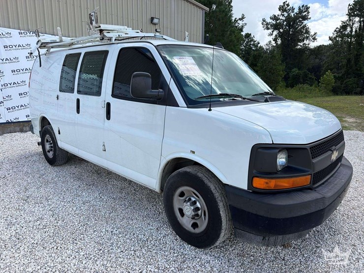 2017-chevrolet-express-2500-image-2