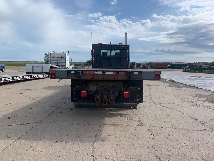 2001-peterbilt-semi-image-6