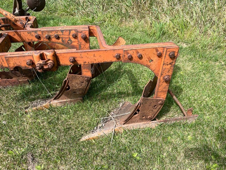 #1639-•-allis-chalmers-moldboard-plow-image-8