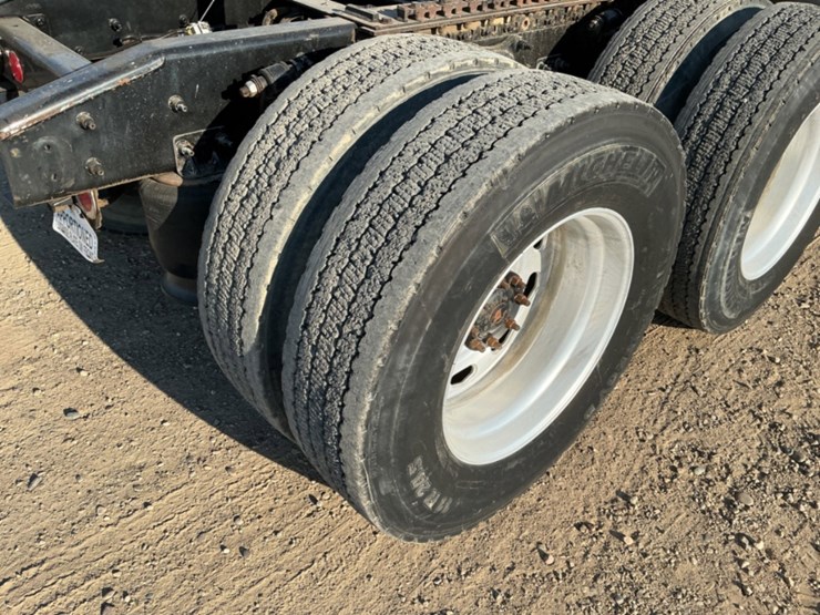2015-freightliner-coronado-122-sd-image-13