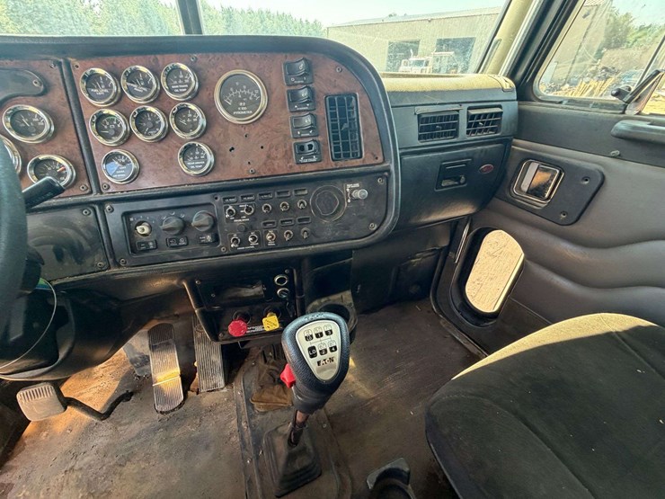 2005-peterbilt-379-image-24