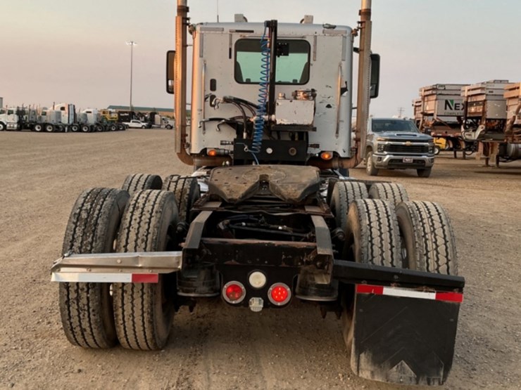 2011-freightliner-coronado-122-sd-image-6