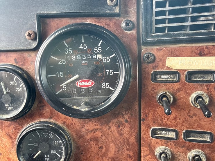 2005-peterbilt-335-image-35