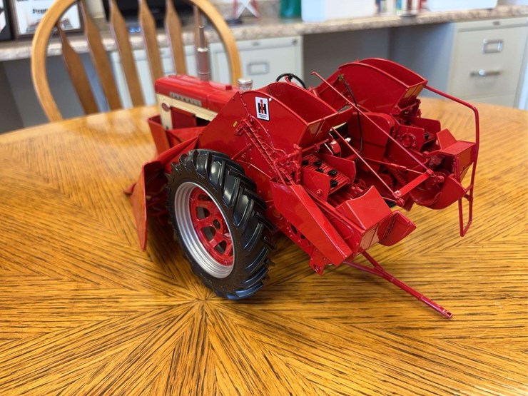 1/16-farmall-560-with-2-mh-corn-picker-precision-series-#14-image-13