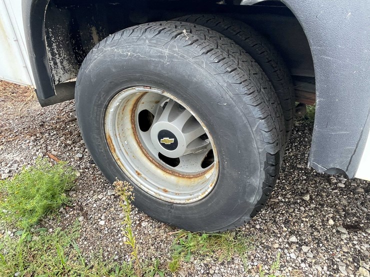 2013-chevrolet-3500-image-27