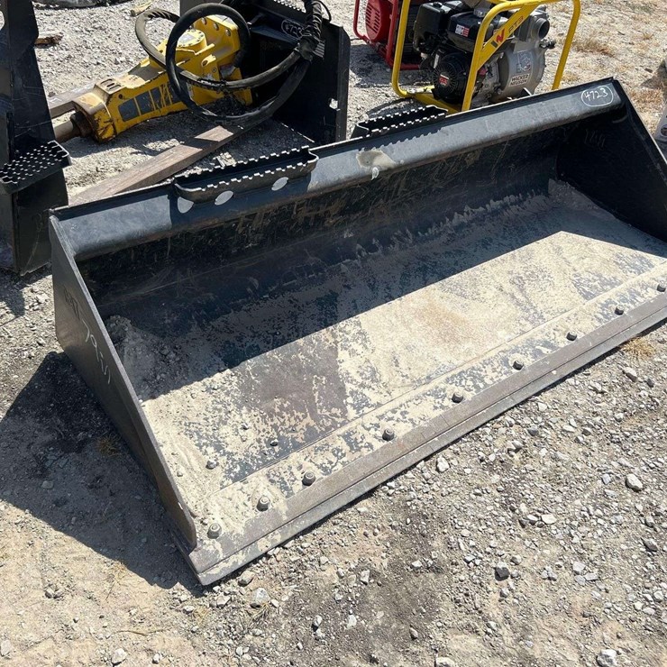 2020 Caterpillar 80in. Bucket Skid Steer Attachment